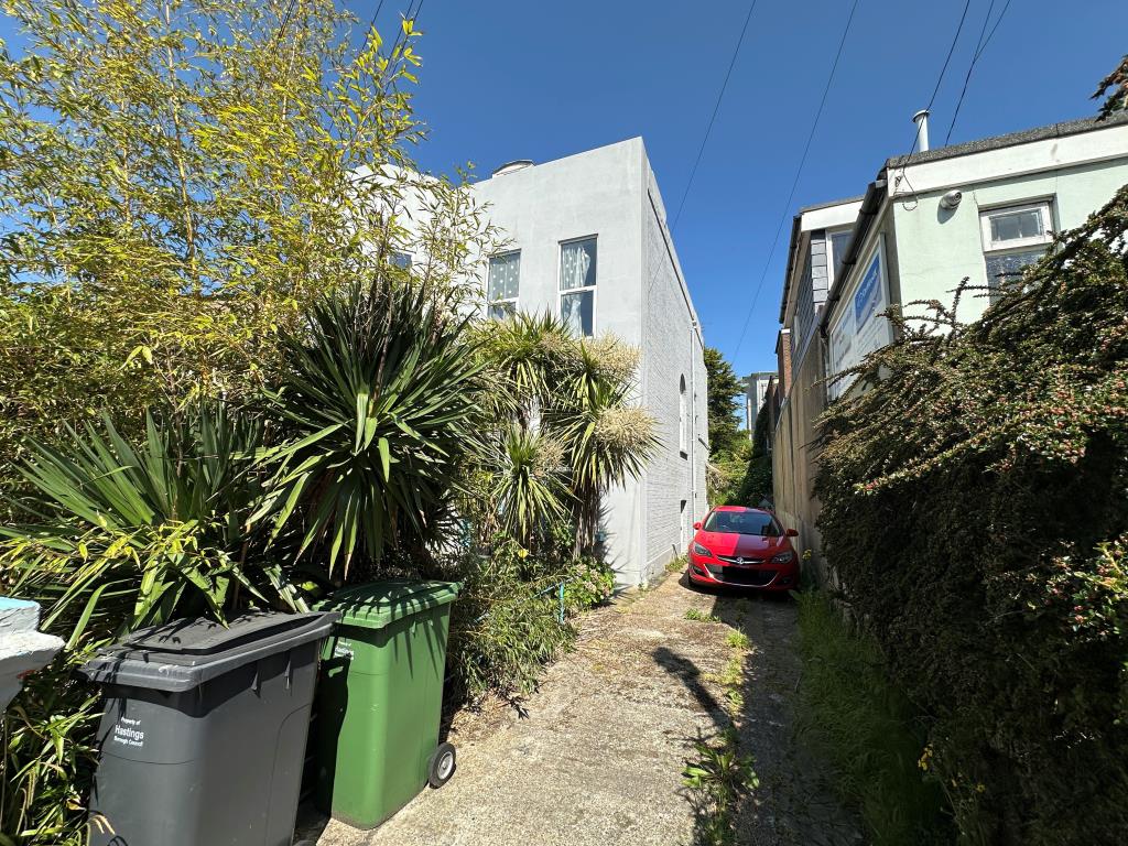 Lot: 129 - EIGHT-BEDROOM SEMI-DETACHED HOUSE FOR REFURBISHMENT - External of semi detached property
